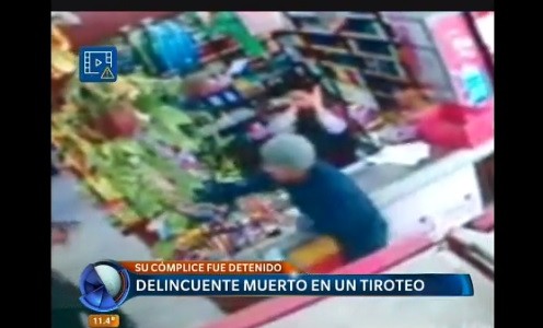 Impactante video del momento en que un policía mató a un ladrón en un supermercado chino