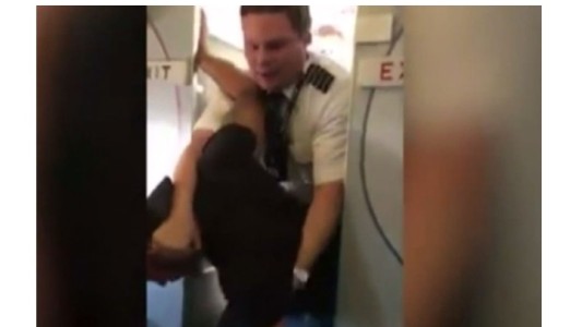 Video: piloto debió "taclear" a un pasajero borracho