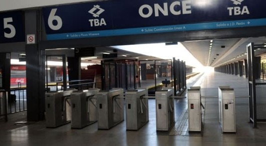 Abandonaron a un bebé en un carrito de supermercado en la estación Once