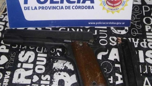 Huía de la Policía, entró a una casa, dejó un arma, una planta de marihuana y escapó