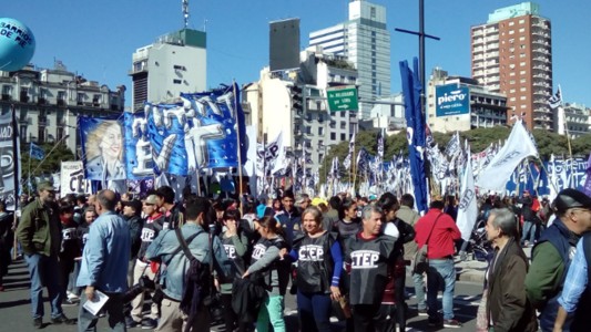 San Cayetano: organizaciones sociales, políticas y gremios marchan a la Plaza de Mayo