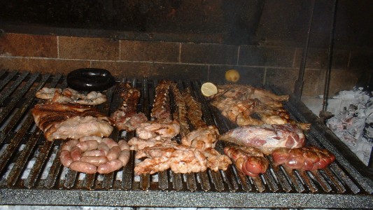 Murió al atragantarse con un pedazo de asado