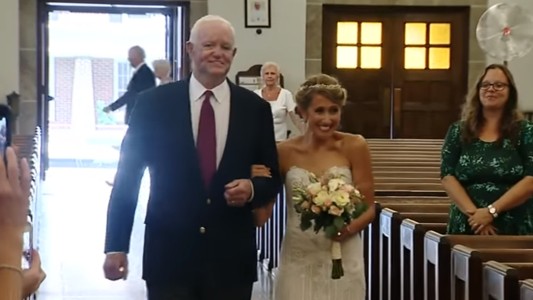 Entró a su boda de la mano del hombre que recibió el corazón de su padre