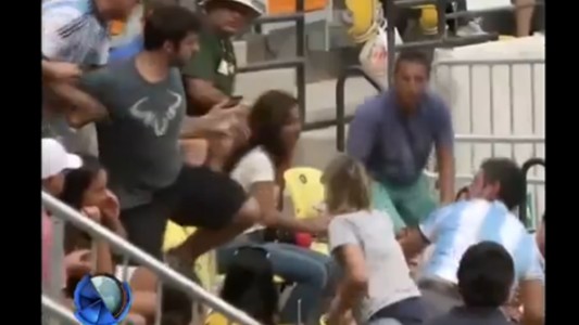 La pelea de un hincha argentino en el partido de Juan Martín Del Potro