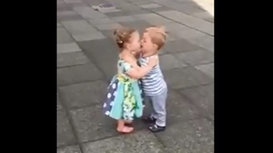 #EsViral Dos adorables nenes enamorados, pero avergonzados