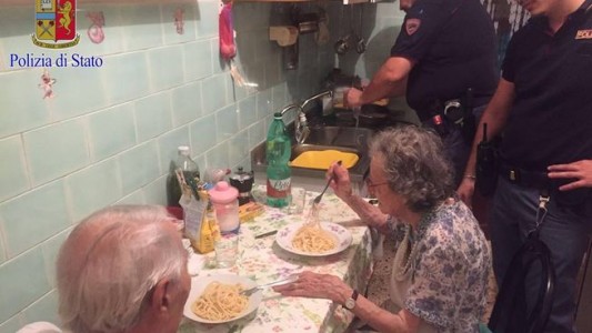 Policía italiana conmueve al mundo al acompañar y cocinarle a una pareja de ancianos