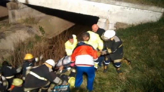 Murieron dos fisicoculturistas al caer su auto debajo de un puente en la autovía 2