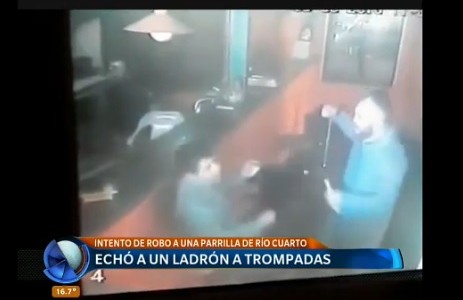 Sorprendió in fraganti a un ladrón y lo expulsó de su negocio a los golpes