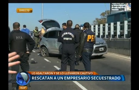 Asaltan a un empresario, se lo llevan cautivo y lo libera la policía en una persecución