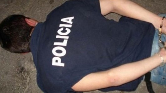 Detienen a dos policías por robar una moto secuestrada