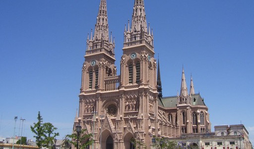 Detuvieron a una pareja por robarse candelabros de la Basílica de Luján