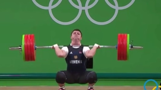 Video: la terrible lesión de un pesista armenio