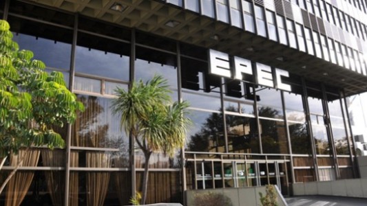 Dos empleadas le pagaron la boleta de luz a una jubilada para que no le corten el servicio