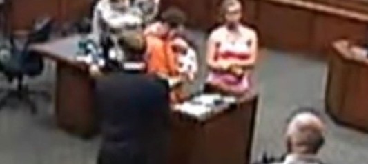 Un preso vio por primera vez a su hijo y emocionó a todo el tribunal