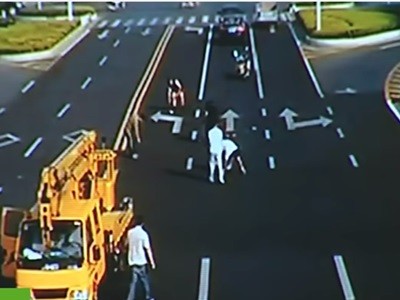 #EsViral la reacción de la gente cuando se le vuela el dinero en plena avenida