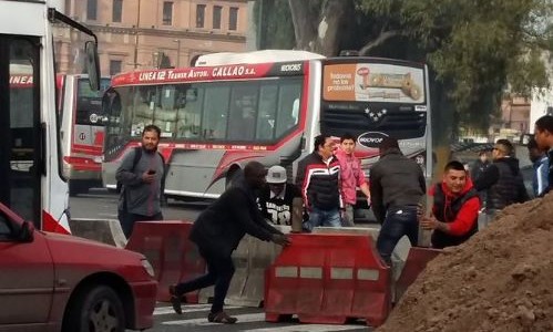 Puesteros bloquean calles en Constitución
