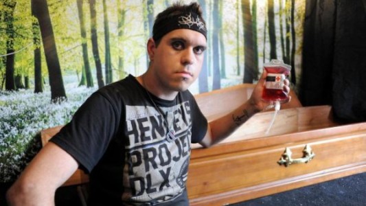 El extraño caso del joven que cree que es un vampiro