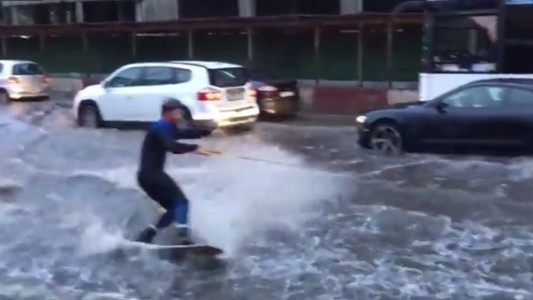 Video: esquí acuático en plena calle