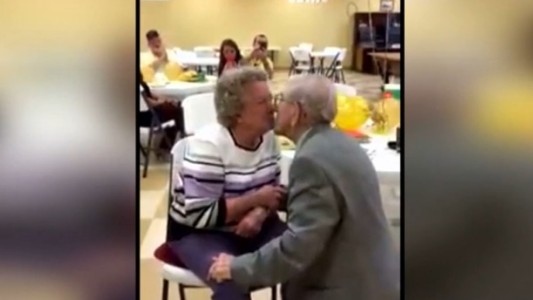 #EsViral  La dulce serenata de un hombre de 92 años a su esposa de 90 que conmueve a todos