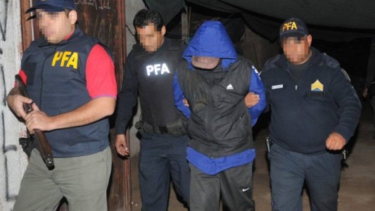 Por un secuestro, fueron a detener a un ex policía a su casa pero ya estaba preso en Marcos Paz