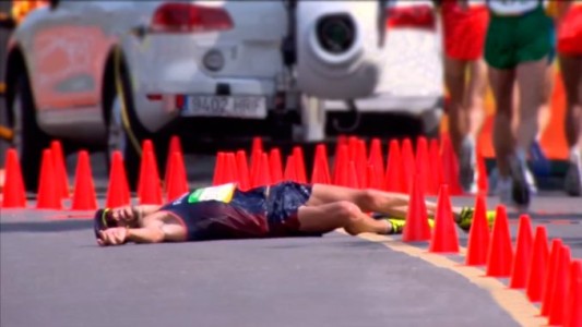 El atleta que sufrió problemas estomacales, no aguantó, pero igual terminó la carrera