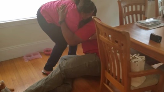 #EsViral El grandulón que llora como un chico cuando ve a su madre después de 10 años