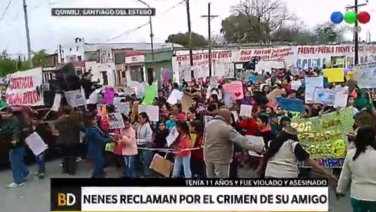 Multitudinaria marcha de chicos por el crimen de un compañero