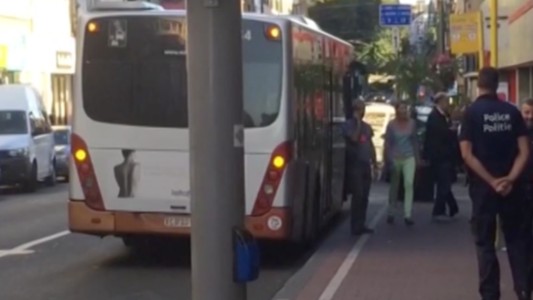 Nuevo ataque en Bruselas: una mujer apuñaló a varias personas en un colectivo