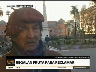 Productores de peras y manzanas regalan fruta en la Plaza de Mayo
