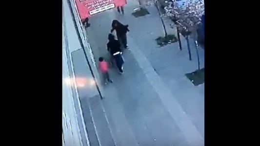 Video: sin razón aparente, le pegó una trompada a una mujer que pasaba caminando