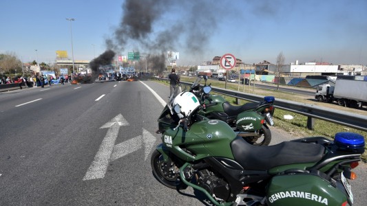 Manifestación, incidentes y corte total en la Autopista Buenos Aires-La Plata