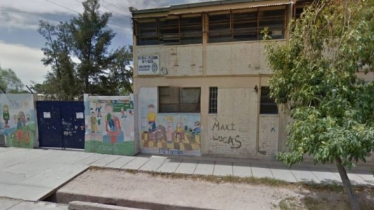 Un alumno de 15 años le robó el auto a la directora de la escuela y chocó