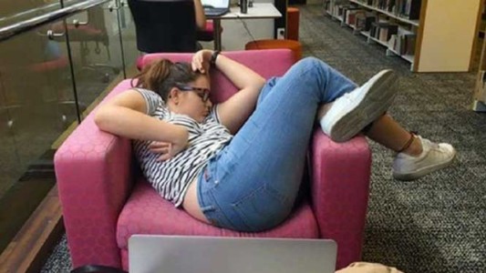 La chica que se convirtió en meme, tras quedarse dormida en la biblioteca