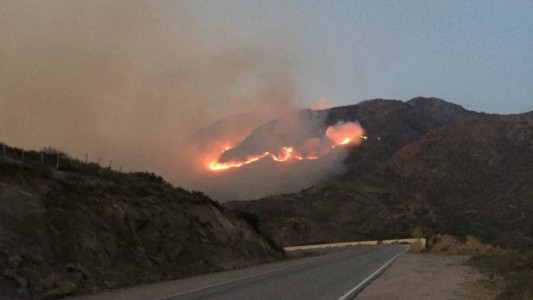 Tuvieron que evacuar dos pueblos por el incendio forestal de San Luis