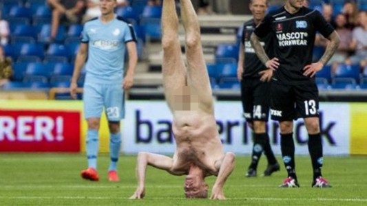 Escándalo en Dinamarca: un ex campeón de la Eurocopa irrumpió desnudo un partido