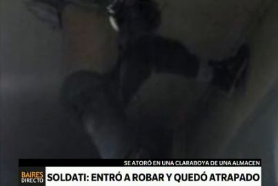 Un menor entró a robar y quedó atrapado en el techo