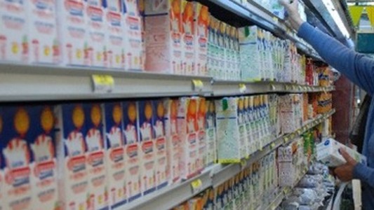Los supermercados se defienden y aseguran que con la leche tienen "margen negativo"