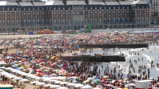 En Mar del Plata costará hasta un 40% más el alquiler de sombrillas y carpas el próximo verano