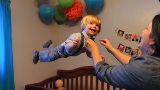 Hace volar a su hijo con síndrome de Down y las fotos causan furor en Instagram