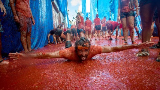 Fotos y video: más de 20 mil personas se lanzaron 160 toneladas de tomates