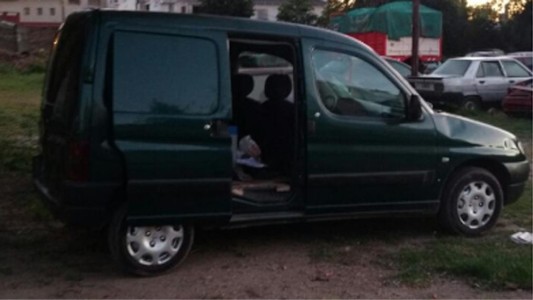 Abrió un boquete en la ferretería de su suegro, le robó la caja fuerte, quiso coimear a la Policía y lo detuvieron