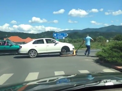 Una grúa tracción a sangre por una avenida rumana