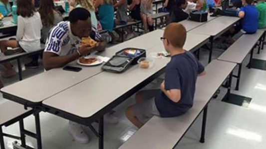 El conmovedor gesto de un jugador de fútbol americano con un niño autista