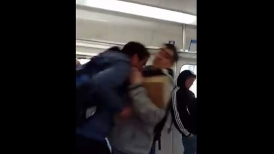 Video: vendedores ambulantes se tomaron a trompadas en el tren