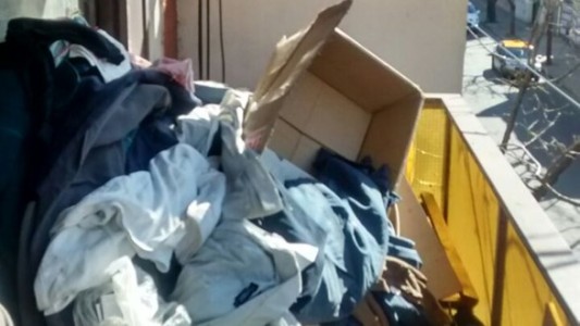 Retiran más de 150 bolsas con basura de un departamento
