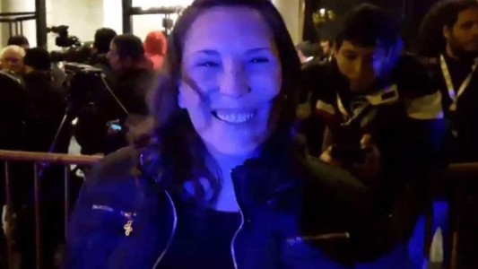 La joven que busca un autógrafo de Messi para llevar a su novio al altar