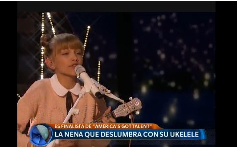 La nena que deslumbra con su ukelele