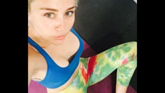 La postura de yoga con la que sorprendió Miley Cyrus