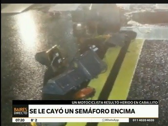 Se le cayó un semáforo encima