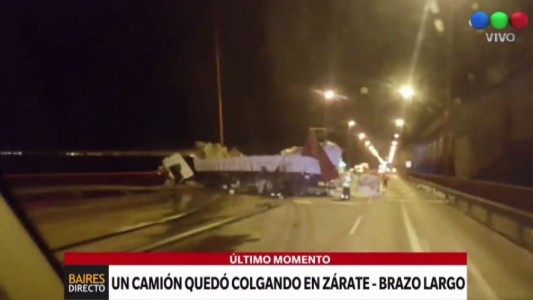 Un camión quedó "colgado" del Puente Zárate-Brazo Largo cuando su chofer se durmió